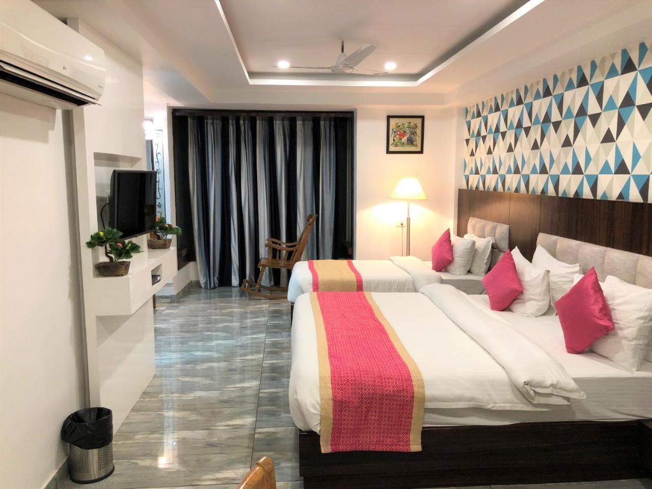 Hotel Sgt Plaza Варанаси Экстерьер фото