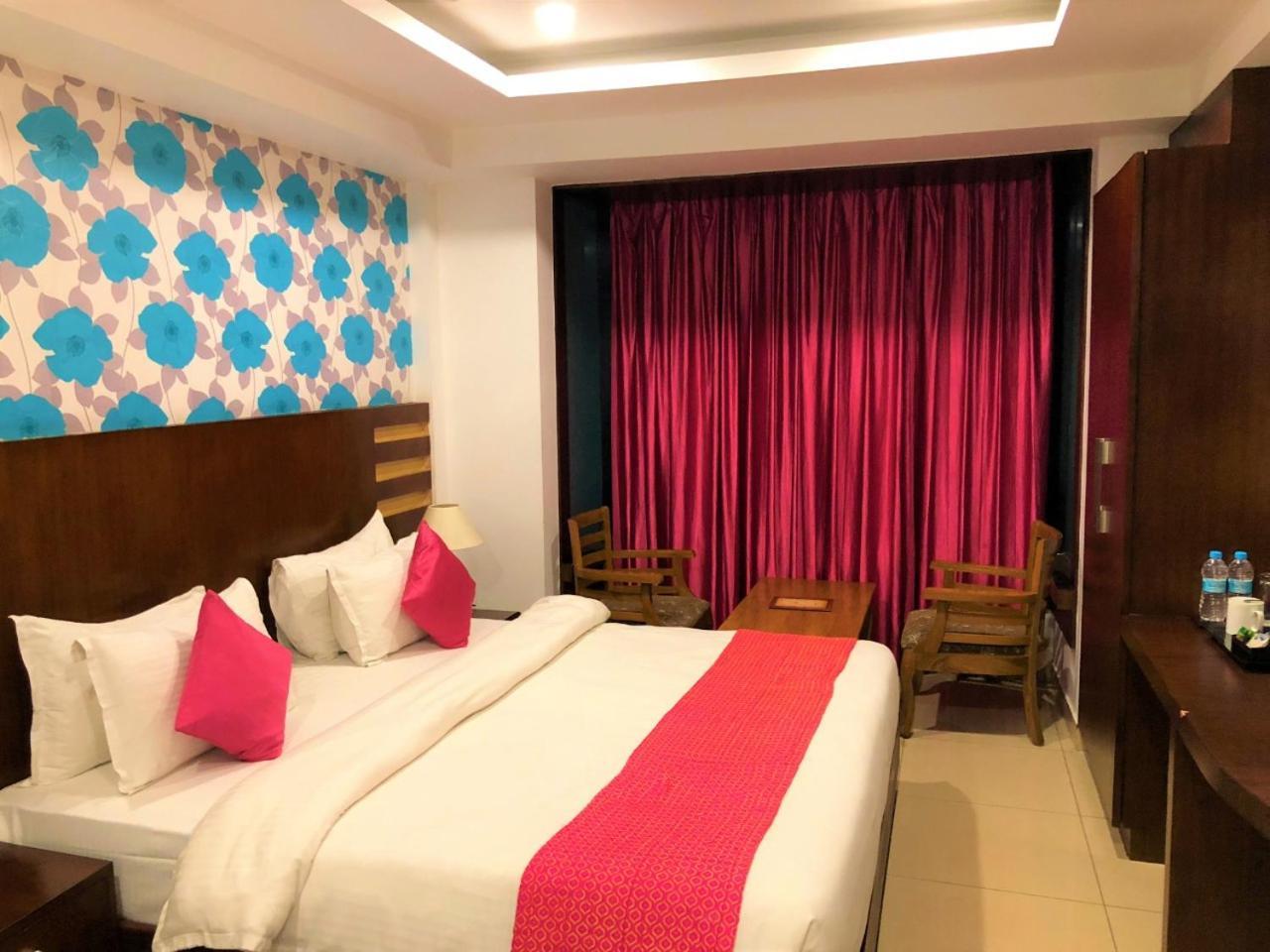 Hotel Sgt Plaza Варанаси Экстерьер фото