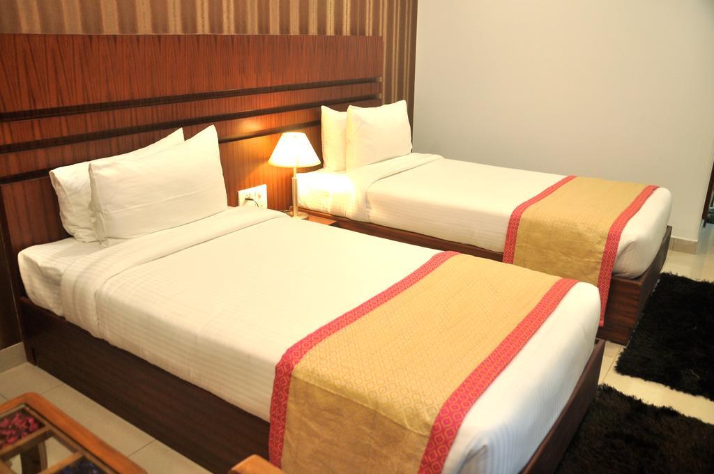 Hotel Sgt Plaza Варанаси Экстерьер фото
