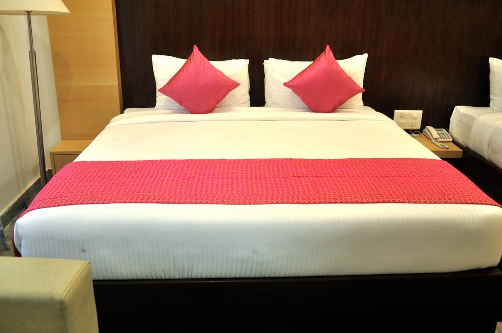 Hotel Sgt Plaza Варанаси Экстерьер фото