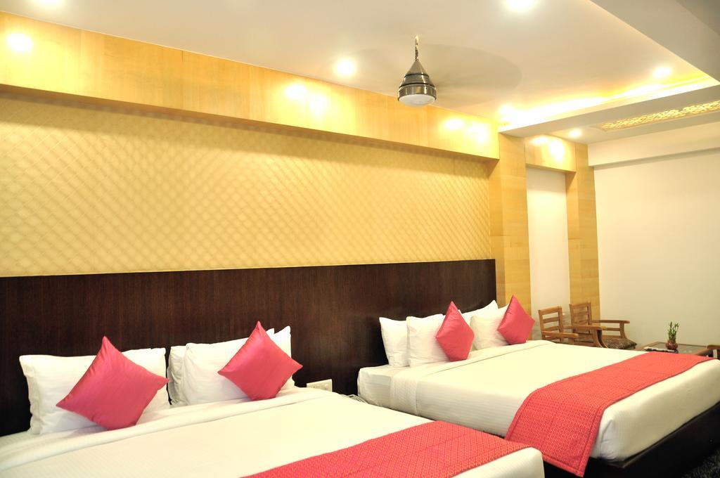 Hotel Sgt Plaza Варанаси Экстерьер фото