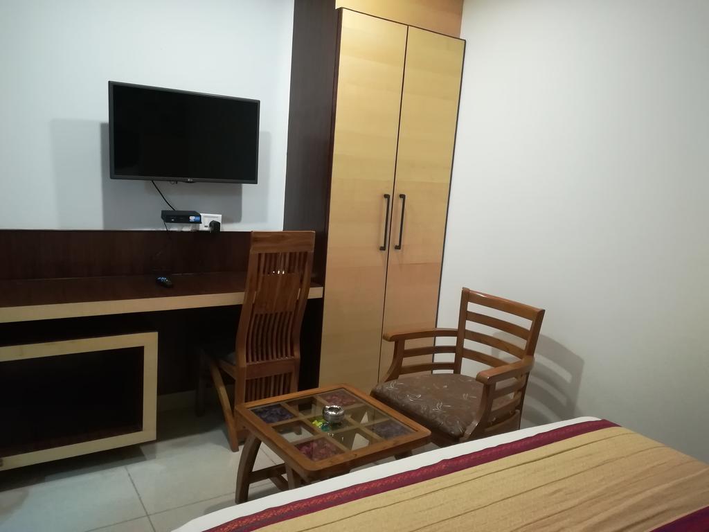 Hotel Sgt Plaza Варанаси Экстерьер фото