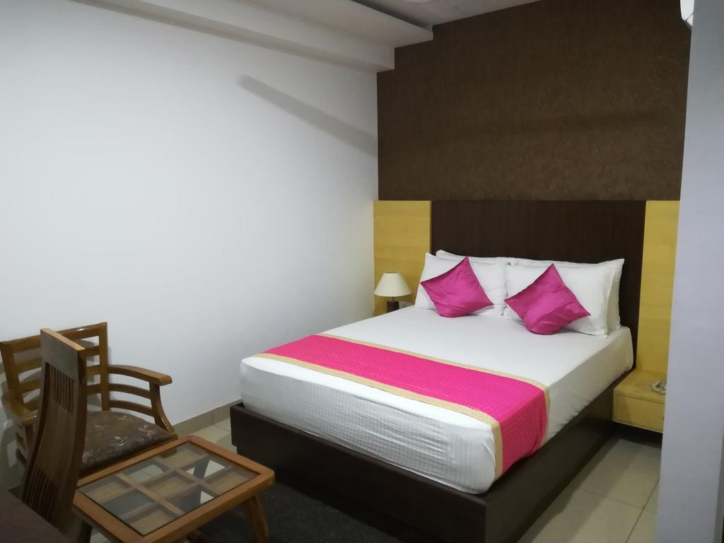 Hotel Sgt Plaza Варанаси Экстерьер фото