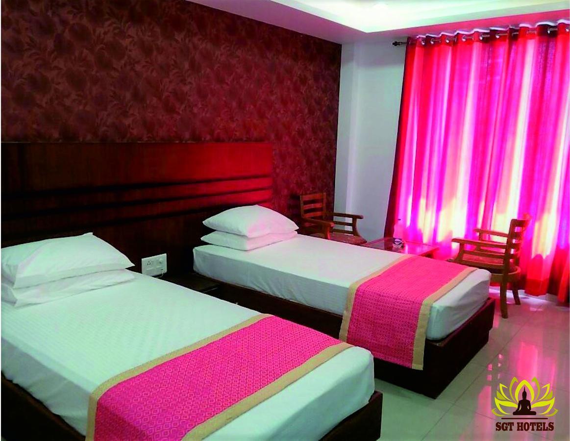 Hotel Sgt Plaza Варанаси Экстерьер фото
